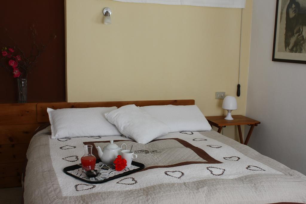 Fattoria Del Pino Bed & Breakfast Orta San Giulio Oda fotoğraf