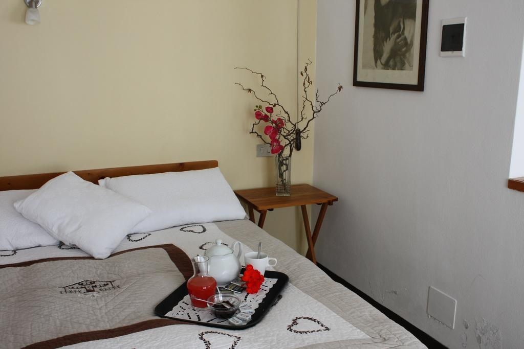 Fattoria Del Pino Bed & Breakfast Orta San Giulio Oda fotoğraf